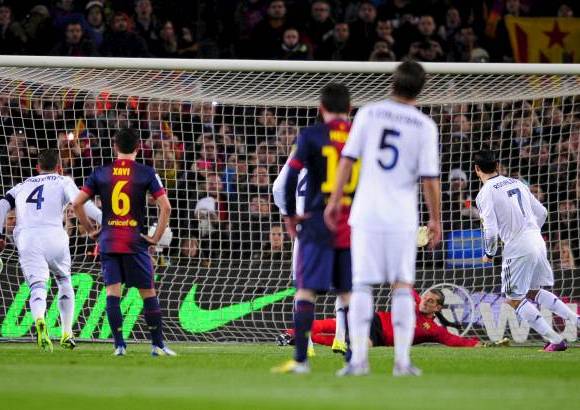 AP - Jose Mourinho dejó en el banco a Pepe y Benzema. Sabía el técnico portugués que con espacios y aprovechando el gran momento de Cristiano Ronaldo, su equipo podía hacerle daño a un Barça muy errático y así fue.