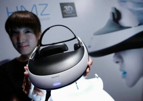 Reuters - El aparato puede usarse para ver videos, escuchar m&#250;sica y jugar enchuf&#225;ndolo a un reproductor de discos de Blu-ray o a una consola.