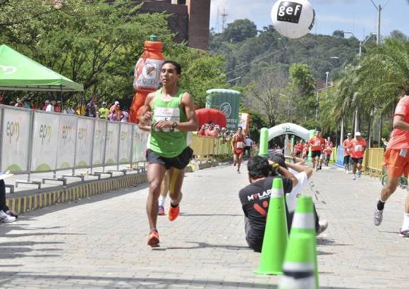 Esteban Jaramillo y Sebasti&#225;n Salazar - M&#225;s de 10 mil competidores se dieron cita en esta hist&#243;rica cita deportiva que se corr&#237;a en las modalidades de 5, 10, 21 y 42 kil&#243;metros.