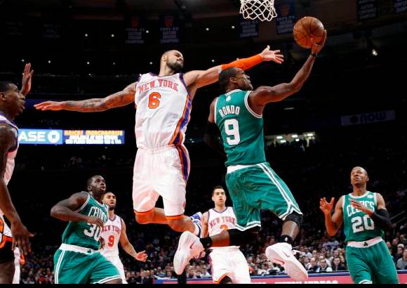 Reuters - El base Rajon Rondo se convirtió en el líder del ataque de los Celtics, que tuvieron la baja del alero Paul Pierce, lesionado, al conseguir un doble-doble de 31 puntos, 13 asistencias, cinco rebotes y cinco recuperaciones de balón, aunque lo perdió otras cinco veces.