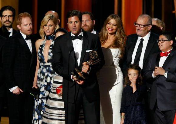 Reuters - En comedia todos los pronósticos presagiaban que se viviría el fin de un ciclo y que "Orange Is The New Black" arrebataría el título de mejor serie a "Modern Family", pero el veterano programa de la colombiana Sofía Vergara volvió a llevarse el Emmy por quinto año consecutivo e igualó así el récord de "Fraiser".