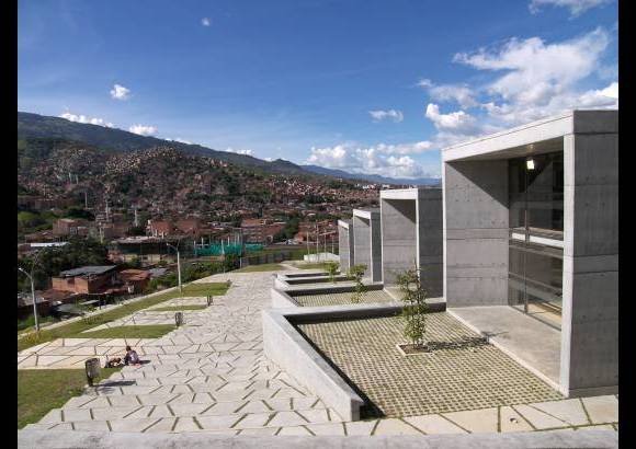 FOTO EL COLOMBIANO - Espacios diseñados para contribuir a la transformación de la ciudad desde los ámbitos educativo, cultural y social. En los parques biblioteca convergen distintas instituciones en un mismo espacio para generar tejido social y plantear un nuevo estilo de convivencia.