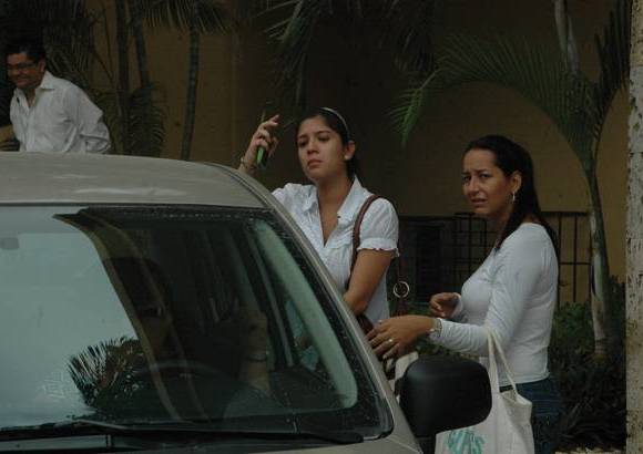 Colprensa - Lidia Arroyo, hija del cantante, también se hizo presente en la clínica en la que falleció el Joe Arroyo.