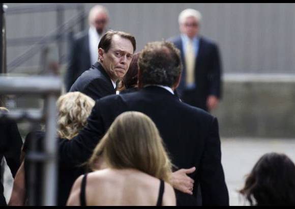 Reuters - El actor Steve Buscemi llega al funeral de James Gandolfini en la Catedral de San Juan el Divino en la ciudad de Nueva York.