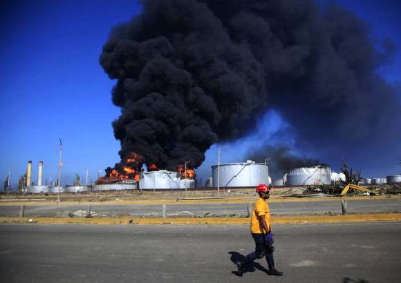AP - En la refinería Amuay, tras una fuerte explosión ocasionada por una acumulación de gases, el fuego en dos tanques dificultó las tareas de las autoridades.