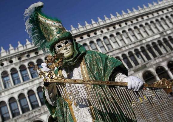 Reuters - La máscara es el símbolo de este celebración, que finaliza el 21 de febrero, con la quema del "martes gordo".