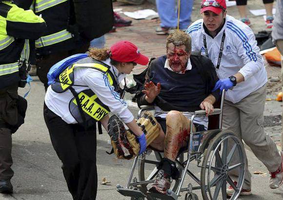 - Tres personas murieron y más de 100 resultaron heridas cuando dos explosiones remecieron la Maratón de Boston.