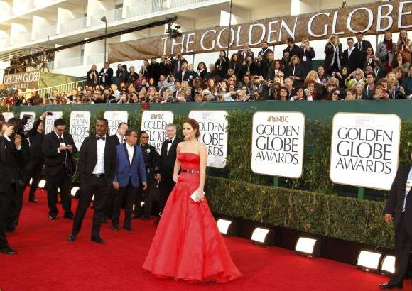 Reuters - El glamour se apoderó de la alfombra roja en la 70 edición de los Globos de Oro, donde el rojo, el nude y los encajes fueron la nota predominante de la gala.