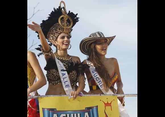 Foto Colprensa - Cartagena se convirti&#243; en un gran carnaval, con el tradicional desfile de carrozas, que dio inicio a las fiestas populares y a las actividades centrales del Concurso Nacional de Belleza. Las 25 candidatas estuvieron radiantes.