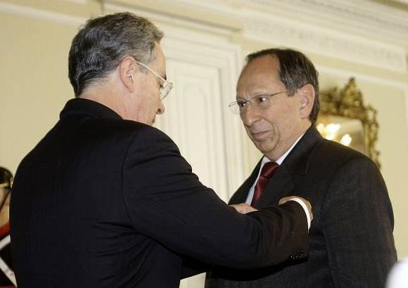 Colprensa - El Presidente de la Rep&#250;blica, &#193;lvaro Uribe V&#233;lez, condecor&#243; a 34 personalidades colombianas por sus servicios sobresalientes al pa&#237;s, entre ellos al ex embajador en el Vaticano, Juan G&#243;mez Mart&#237;nez.