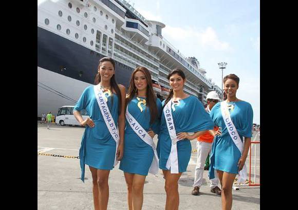 Foto Colprensa - Luego de la pasarela, las aspirantes al título de Señorita Colombia 2012 -2013 se retiraron de la tarima para visitar el crucero Infinity.