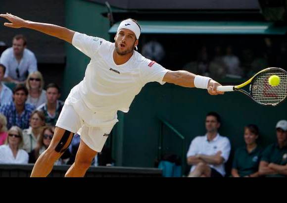 AP - Murray logr&#243; tres aces consecutivos para sellar su victoria ante L&#243;pez en su primer punto para partido, y ahora seguir&#225; intentando convertirse en el primer campe&#243;n brit&#225;nico de Wimbledon en 75 a&#241;os.