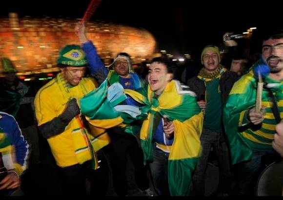 AP - La fiesta de los brasile&#241;os a las afueras del escenario.