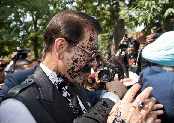 AFP - Tinta negra fue lo que le arrojaron en la cara al presidente del grupo Sahara Subrata Roy al llegar a la corte donde enfrenta una demanda por una deuda del grupo.