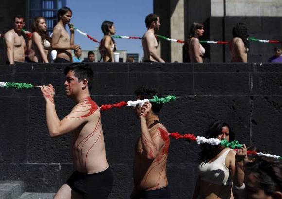 Reuters - Durante la protesta un grupo de activistas semidesnudos y ba&#241;ados con pintura roja para simular la sangre, representaron la muerte que sufren los toros v&#237;ctimas de la tauromaquia en el pa&#237;s, indic&#243; la organizaci&#243;n en un comunicado.