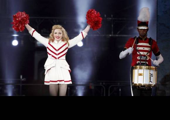 Reuters - Con este cambio de tercio, el estadio entero ha empezado a bailar, aunque rápidamente han vuelto a quedarse con la boca abierta cuando nueve de los diecisiete tamborileros que han salido con las majorettes han empezado a volar literalmente sobre sus cabezas, colgados de cuerdas invisibles.