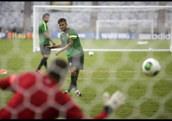AP - Los jugadores brasileños practicaron tanda de penaltis durante la última sesión práctica.