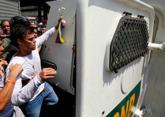 Reuters - Fue acompa&#241;ado hasta el cord&#243;n policial por periodistas y un pu&#241;ado de personas que no pudieron ir m&#225;s all&#225; de los piquetes policiales.