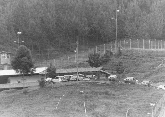 FOTO ARCHIVO EL COLOMBIANO - El 19 de junio de 1991, tras una anunciada negociaci&#243;n, Pablo Escobar se entrega a las autoridades colombianas para ser recluido en La Catedral; la c&#225;rcel llena de lujos construida por el mismo capo, que eran disfrutados a placer por &#233;l y sus sicarios.