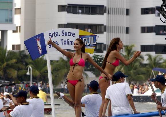Colprensa - En este tradicional evento, las candidatas recorrieron la bahía de Cartagena, acompañadas de los cadetes de la Escuela Naval. La cita final fue en el Club Naval, donde las candidatas desfilaron en un acto de carácter benéfico para la Acción Social Naval.