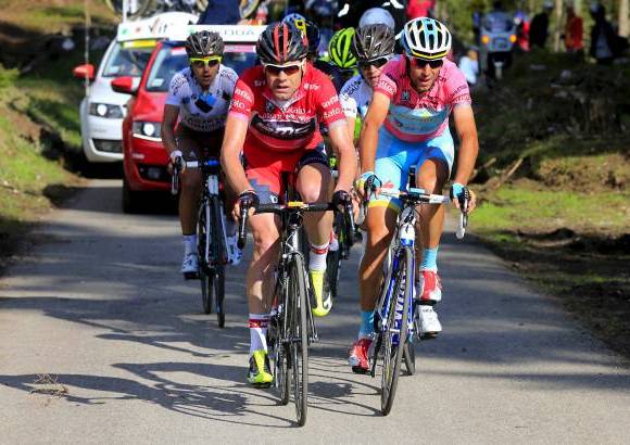 - En medio de la batalla, agazapado, estaba el australiano Cadel Evans y algunos corredores aspirantes a la etapa.