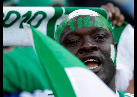 AP - Los hinchas nigerianos también llenaron de color las tribunas del majestuoso escenario.