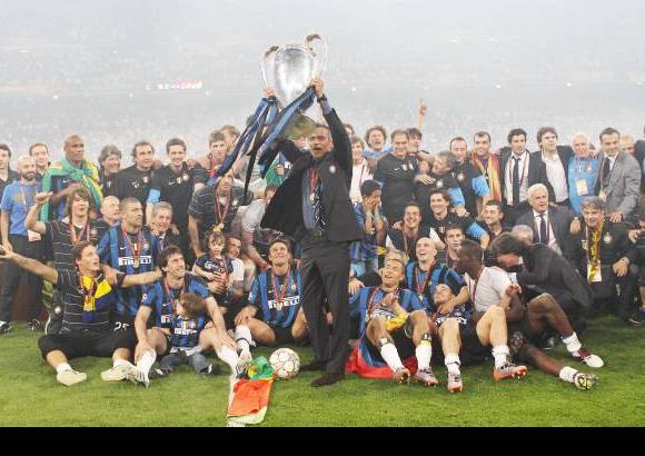 AP - El entrenador portugués llevó la gloria europea al Inter de Milán después de cuatro décadas de sequía. A pesar del triplete, su futuro en Italia se presenta incierto. Precisamente, los rumores lo sitúan en el Santiago Bernabéu y en el Real Madrid la próxima temporada.