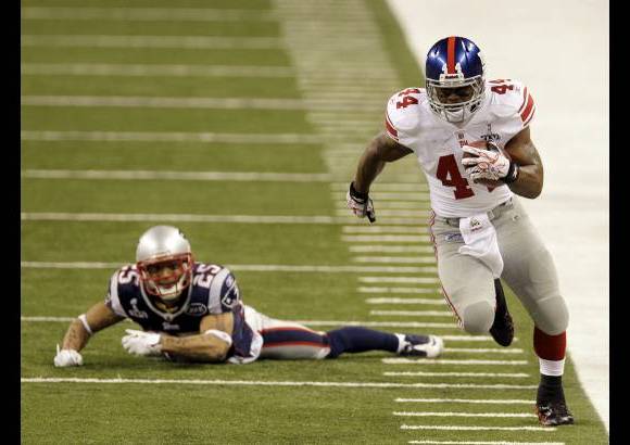 AP - El corredor Ahmad Bradshaw avanz&#243; seis yardas cuando restaban 59 segundos para el final del partido y consigui&#243; la anotaci&#243;n que permiti&#243; a los Giants ganar el juego.