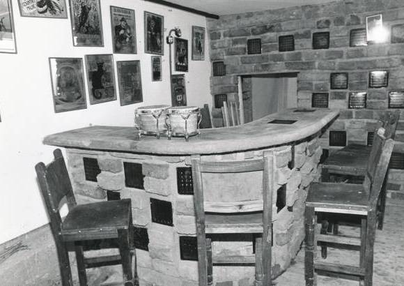 FOTO ARCHIVO EL COLOMBIANO - El 19 de junio de 1991, tras una anunciada negociaci&#243;n, Pablo Escobar se entrega a las autoridades colombianas para ser recluido en La Catedral; la c&#225;rcel llena de lujos construida por el mismo capo, que eran disfrutados a placer por &#233;l y sus sicarios.
