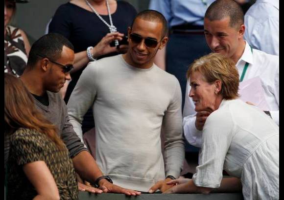 AP - El piloto de la F&#243;rmula Uno Lewis Hamilton (centro), de la escuder&#237;a McLaren, es uno de los personajes que ha circulado por las tribunas de la pista central.