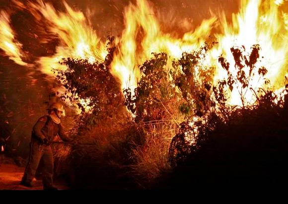 David S&#225;nchez - Dos tripulaciones de bomberos de Medell&#237;n conformadas por diez hombres, y seis residentes de la vereda El Jard&#237;n de Bel&#233;n Rinc&#243;n, controlaron el incendio que afect&#243; el cerro Las Tres Cruces, ubicado en ese sector.
