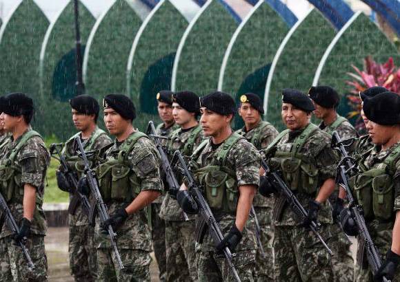 AP - Efectivos de contrainsurgencia con uniformes de campa&#241;a salen cada domingo de una base del ej&#233;rcito en Pichari, un distrito apartado cuya amplia avenida rompe la normalidad, en el centro de un valle convertido en el mayor productor de coca en el mundo.
