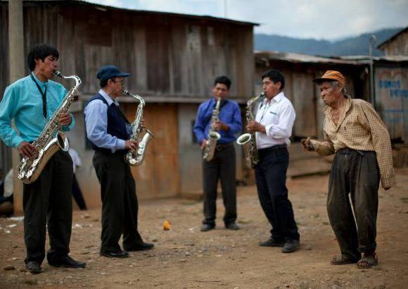AP - Estados Unidos apoya este a&#241;o con una asistencia de US$55 millones los ambiciosos planes del gobierno peruano para erradicar los cultivos de coca. Sin embargo, podr&#237;a enfrentar una firme resistencia en localidades como Pichari, por la presencia de rebeldes de Sendero Luminos en contubernio con grupos delictivos locales.