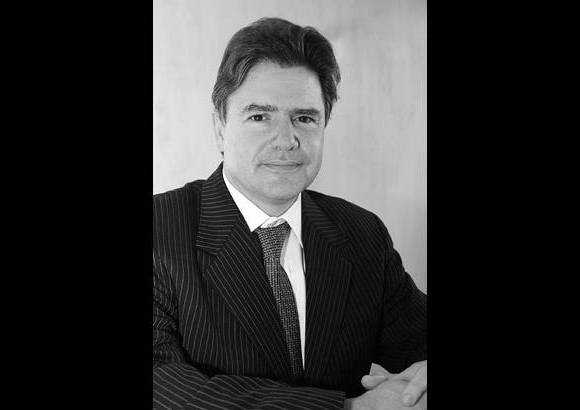 Juan Carlos V&#233;lez - Senador - &quot;EL COLOMBIANO es un referente. Recuerdo que los domingos &#237;bamos a almorzar adonde nuestra bisabuela y entre los bisnietos nos turn&#225;bamos la separata de los mu&#241;equitos. Y obviamente, como &#233;ramos tantos, hab&#237;a que esperar un buen rato para poder leerlos, ya que no era yo uno de los mayores&quot;.