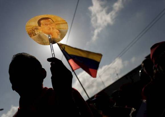 AP - Los venezolanos acompa&#241;aron la comitiva f&#250;nebre con banderas , fotograf&#237;as, cuadros y camisetas con im&#225;genes del gobernante.