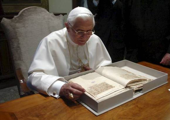 REUTERS - En 2007 elimin&#243; el limbo, suprimi&#243; la elecci&#243;n de Papa por mayor&#237;a simple, propici&#243; la celebraci&#243;n en la misa en lat&#237;n, seg&#250;n el rito tridentino y en 2008, modific&#243;, del Missale Romanum, la plegaria por los jud&#237;os.