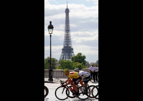 Reuters - La &#250;ltima etapa discurri&#243; entre Cr&#233;teil y la capital francesa, con un recorrido de 95 kil&#243;metros, que sirvieron para rendir homenaje al corredor oce&#225;nico, quien el s&#225;bado, en la contrarreloj de Grenoble dej&#243; sentenciada la carrera.
