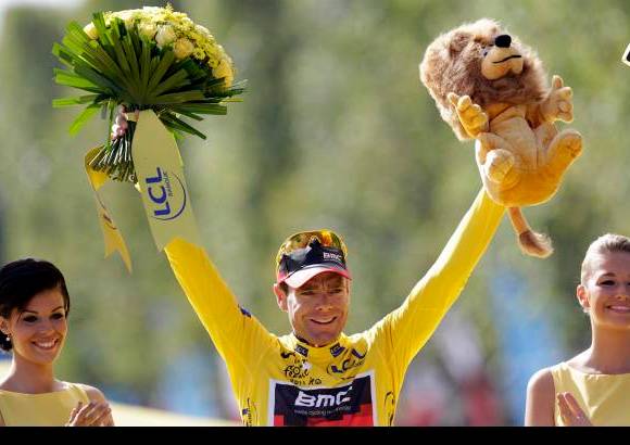 Reuters - Andy Schleck, de Luxemburgo, finaliz&#243; segundo en la tabla por tercer a&#241;o consecutivo, y su hermano Frank Schleck en tercero.