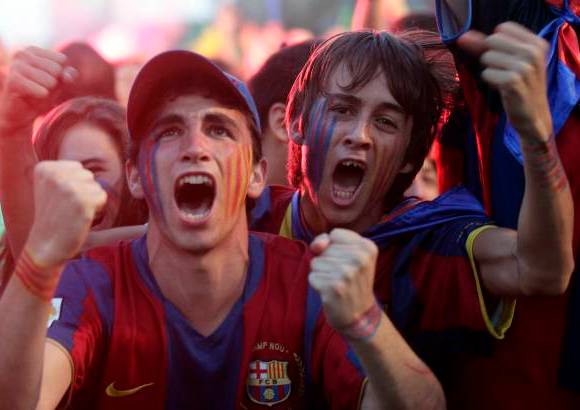 Reuters - En un gesto de toda la plantilla, Eric Abidal fue el encargado de levantar el trofeo al cielo de Londres. El francés, sorprendente titular en el encuentro ante la baja de Carles Puyol, se recuperó recientemente de una cirugía para extirparle un tumor en el hígado.