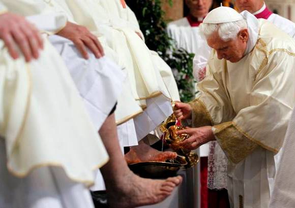 AP - El Papa lav&#243; este jueves los pies de 12 sacerdotes en la Bas&#237;lica de San Juan de Letr&#225;n, en recuerdo de la ceremonia que, durante la &#218;ltima Cena, protagoniz&#243; Jes&#250;s con sus disc&#237;pulos en un acto de humildad antes de ser crucificado.