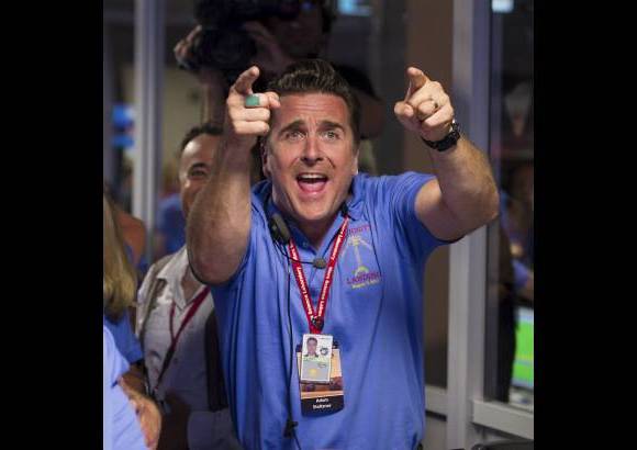 Foto Reuters - Los controladores de misión estallaron en aplausos y festejos cuando recibieron señales que confirmaban que el vehículo sobrevivió al descenso de siete minutos que la Nasa.