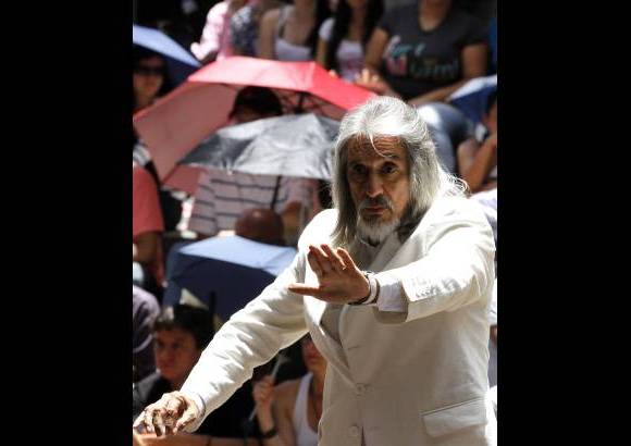 - Antes del concierto, jóvenes de la escuela de Bellas Artes realizaron un performance lleno de danza, flores y música. Bellas Artes segurá al frente de la realización de la retreta que busca recuperar el valor que tiene en el Parque de Bolívar.