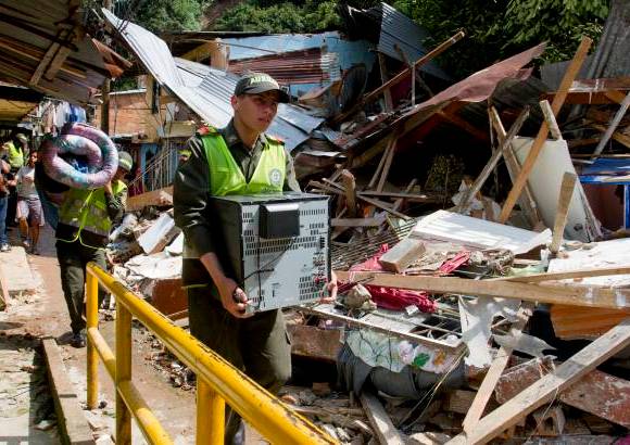 Esteban Vanegas - Cuatro casas resultaron destruidas en la ma&#241;ana de este jueves, al caer un alud en el barrio Blanquizal, de la comuna 13, que ocasion&#243; heridas eleves a cinco personas.