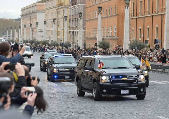 AFP - La caravana del presidente Obama llegó al Vaticano la mañana de este jueves entre las ceremonias y tradiciones de la iglesia.