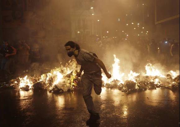 RE - Un manifestante de un grupo llamado Bloque Negro protesta fuera de la Asamblea Municipal durante una una huelga de maestros en R&#237;o de Janeiro.