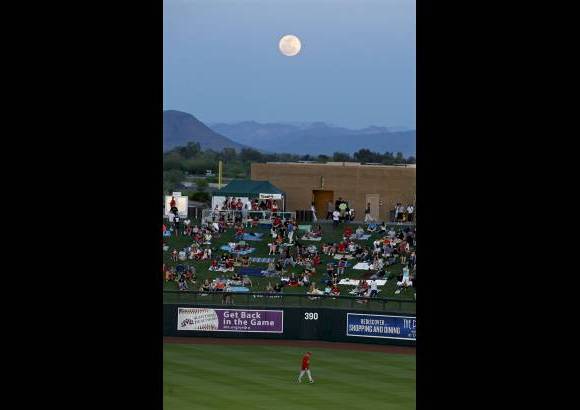 Reuters - Esta imagen es en en Phoenix, Arizona. Así se vió la Luna al comienzo de un partido de béisbol entre los Angelinos de Los Angeles y los Diamondbacks de Arizona.