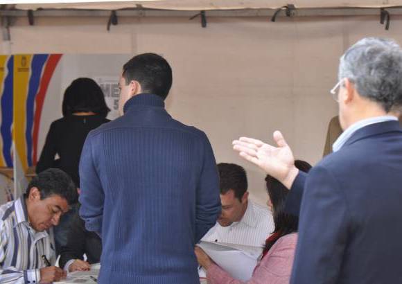Colprensa - El presidente Uribe vot� en compa��a de la primera Dama, Lina Moreno y su hijo Jer�nimo Uribe Moreno.