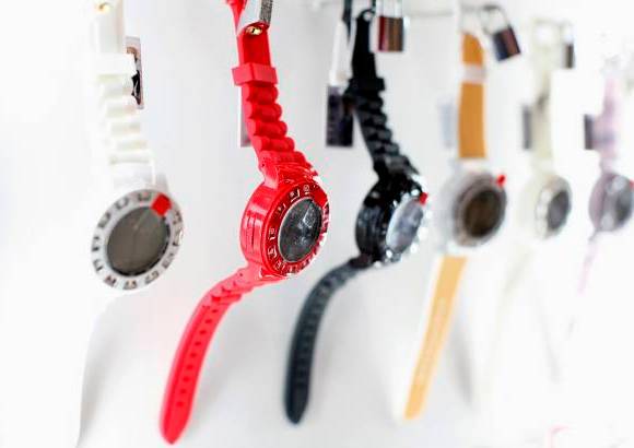 Reuters - El tel&#233;fono reloj, que funciona con una tarjeta SIM, cuanta con Bluetooth y tiene incorporado un micr&#243;fono y un altavoz, adem&#225;s incluye un manos libres.