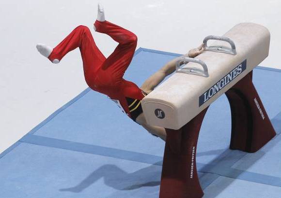 AP - Gimnasta Daan Kenis de B&#233;lgica se cae en plena ronda de calificaci&#243;n de los Campeonatos Mundiales de Gimnasia en Amberes, B&#233;lgica.