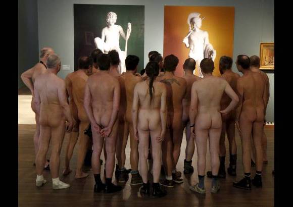 AP - Los visitantes a este museo no s&#243;lo dejaron sus abrigos en la entrada. Tambi&#233;n se despojaron de sus camisas, sus pantalones y su ropa interior. Se lo quitaron todo, excepto por medias y zapatos. Es lo que m&#225;s de 60 amantes del arte hicieron en una exhibici&#243;n especial en el prestigioso Museo Leopoldo en Viena.